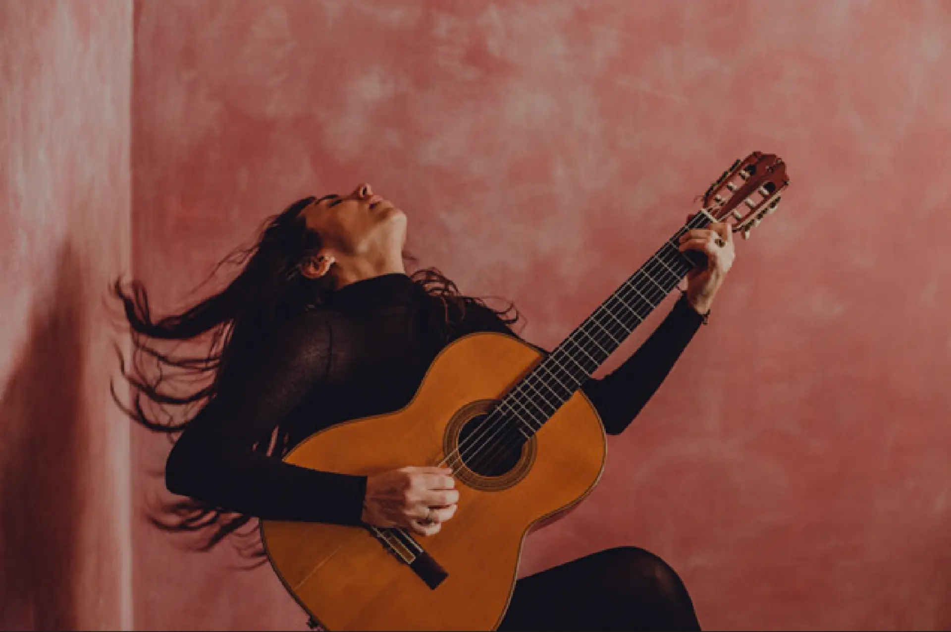 Carolina Zingler em performance intimista