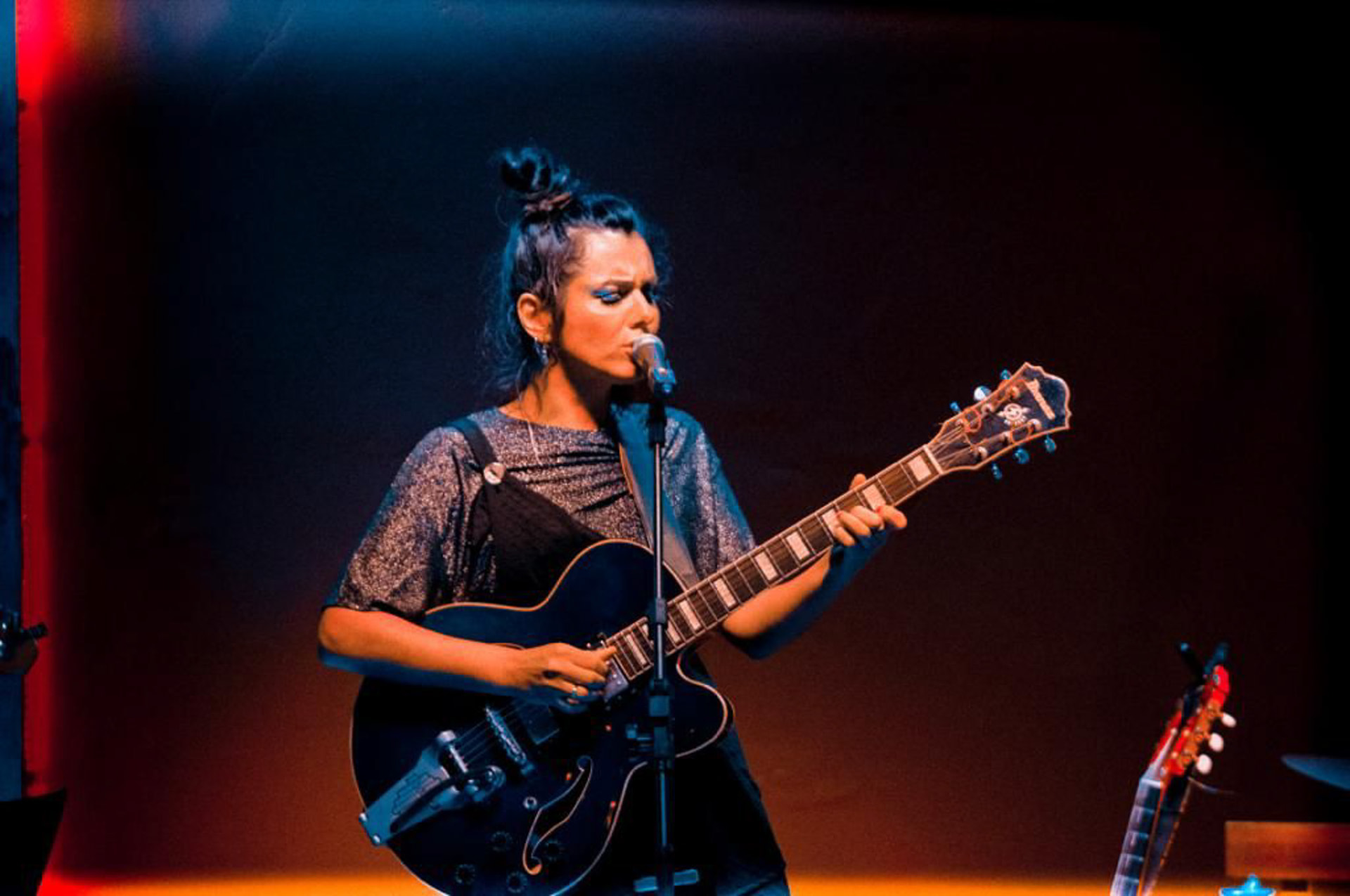 Carolina Zingler a cantar ao vivo com guitarra elétrica semi-acústica