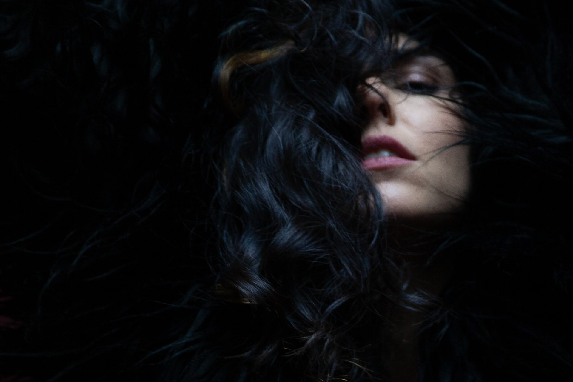 Retrato de Carolina Zingler entre cabelo e pelo escuro