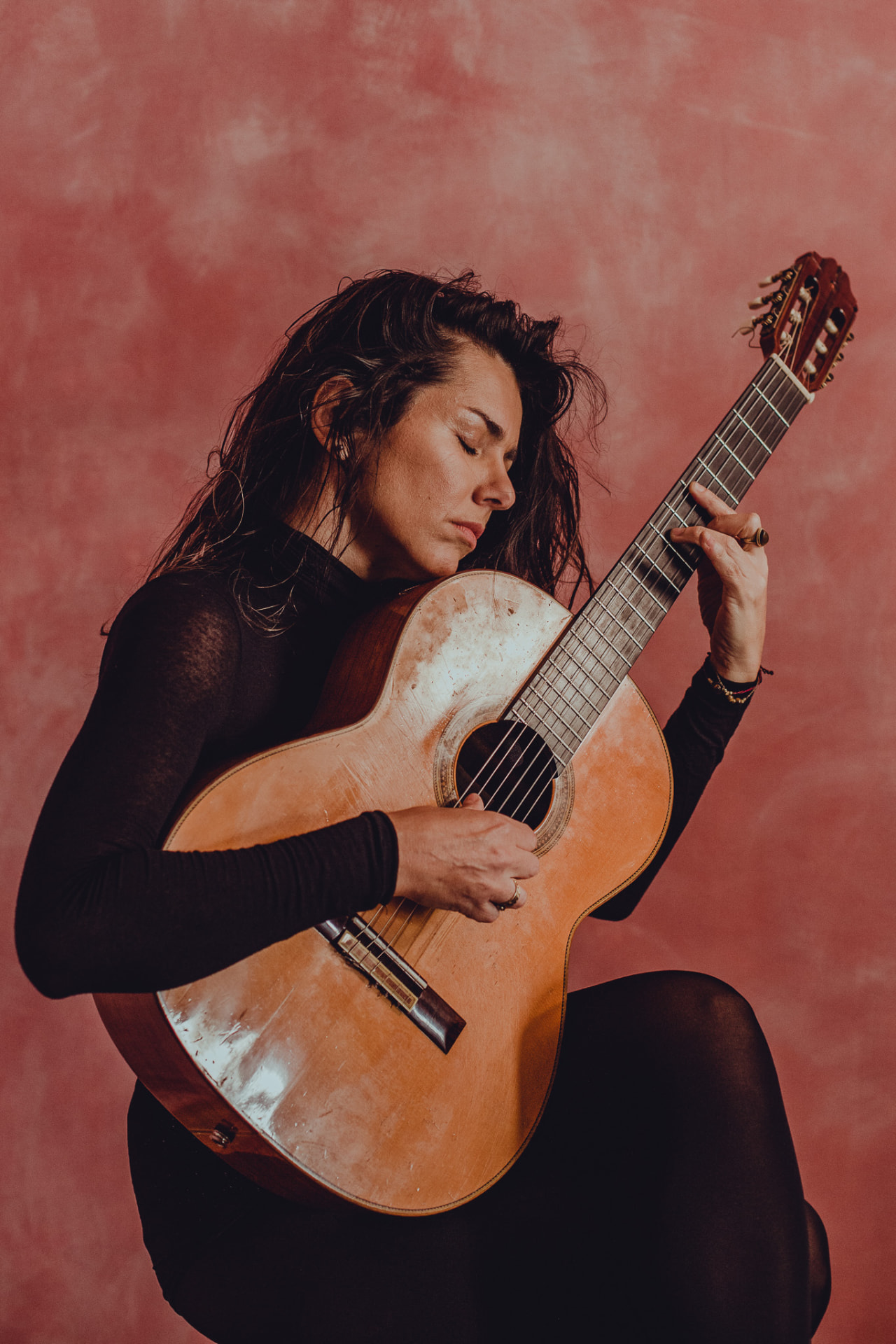 Carolina Zingler a abraçar o violão
