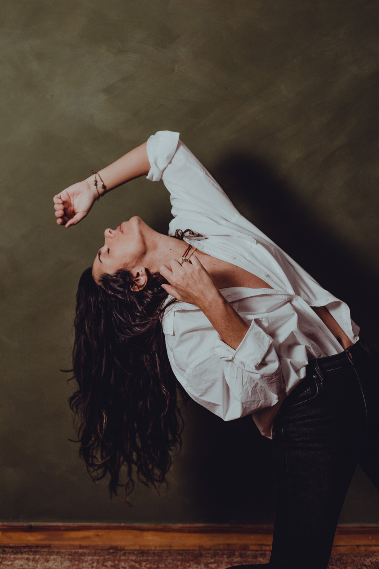 Carolina Zingler em movimento, corpo em arco